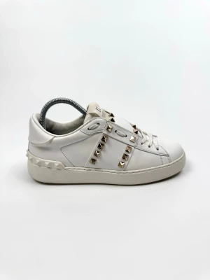 Valentino Rockstud sneakers - Valentino Garavani Rockstud sneakers. Storlek 35,5 fit 36. Skick 8,5/10. Nypris ca 7700kr. 100% autentiska.