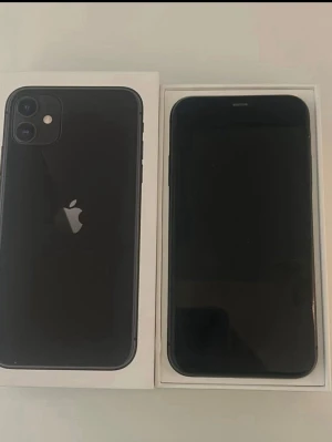 Svart iPhone 11 med dubbla kameror - Snygg svart iPhone 11 med stilren design och rundade kanter. Telefonen har dubbla kameror på baksidan och Apple-loggan i mitten. Tillverkad i glas och aluminium, perfekt för dig som gillar modern teknik och enkelhet.