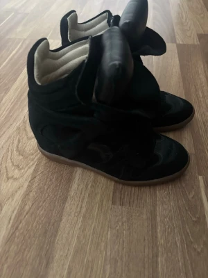 Isabel Marant - Säljer ett par svarta sneakers med kilklack från Isabel Marant storlek 37. Använda 2 gånger.  De är äkta. 