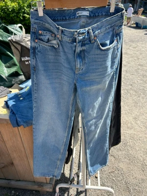 Ljusblå raka jeans från g perfect jeans - Säljer ett par ljusblå raka jeans från g perfect jeans. Klassisk femficksmodell med dragkedja och knapp i midjan. Jeansen har en avslappnad passform och är tillverkade i slitstark denim. Perfekta för en casual look.