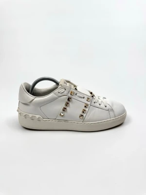 Valentino Rockstud sneakers - Valentino Garavani Rockstud sneakers. Storlek 37,5. Skick 8,5/10. Nypris ca 7700kr. 100% autentiska.