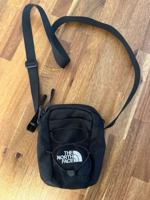 The North Face Axelväska Svart - Säljer en The North Face Jester Cross Body Bag Svart. I mycket bra skick. Köpt på TNFs hemsida.