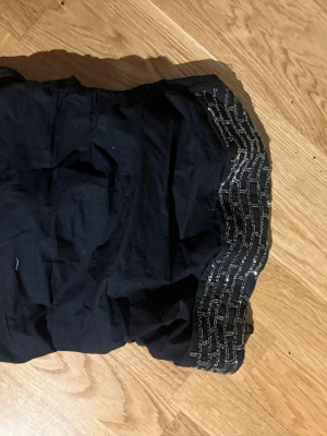 Svarta kalsonger med mönstrad resår - Svarta kalsonger med bred resår i midjan som har ett diskret mönster i vitt och grått. Klassisk passform och mjukt material som känns bekvämt mot huden. Perfekta för dig som gillar stilrena underkläder med en twist.