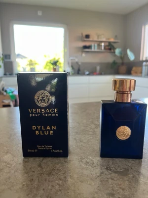Versace Dylan Blue pour Homme 50ml - Versace Dylan Blue pour Homme Eau de Toilette i en elegant mörkblå glasflaska med gulddetaljer och Versace-logga. Flaskan har en fyrkantig form och rymmer 50 ml. Doften är maskulin och modern, perfekt för dig som gillar exklusiva parfymer. Det är ungefär 80% kvar i flaskan så därför priset