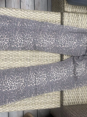 Leopardmönstrade bootcut jeans - Säljer ett par snygga leopardmönstrade jeans med bootcut-modell.  Perfekta för dig som vill sticka ut. Använt ett fåtal gånger. Från Nelly. 