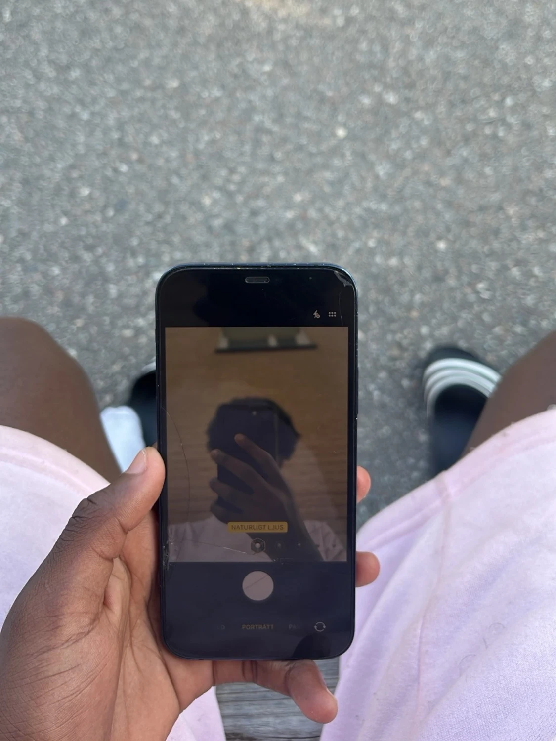 Svart iPhone 12 med dubbla kameror - 1