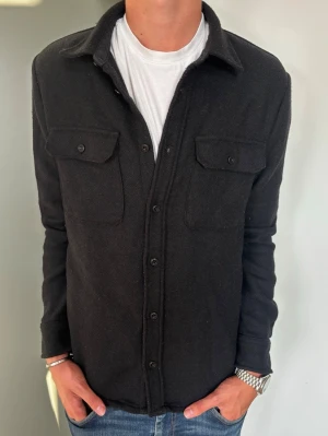 Svart Overshirt - Strl - L | Skick - 8.5/10 | Nypris - ca 1200kr | Vid minsta lilla fundering är det bara att höra av sig!