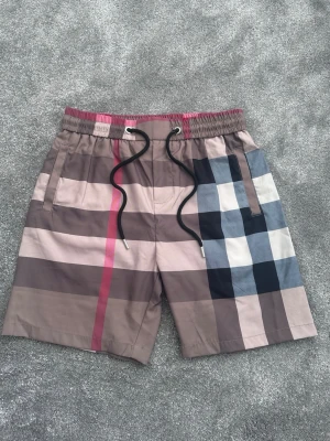 Rutig Burberry shorts med snörning - Snygga shorts från Burberry.