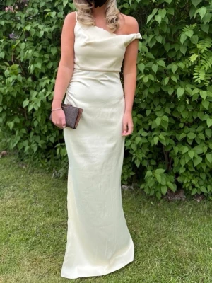 Adoore klänning  - Elegant ljusgul långklänning🥰finns inga defekter och är endast använd en gång