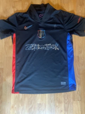 Barcelona fotbollströja Travis scott - Jag säljer den här barcelona tröjan eftersom jag köper in kläder och säljer de