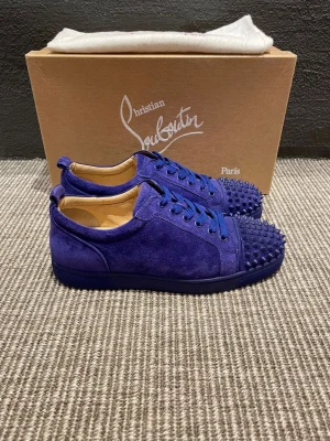 Christian Louboutin skor  - Hej, säljer nu dessa svin snygga Christian Louboutin skor. Skorna är i grymt skick!  Begränsat antal boxar och dustbag. Hör av dig vid frågor.