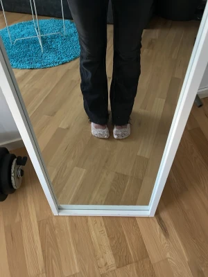 Gina tricot jeans  - Säljer Gina jeans 14+ som jag klippt själv i benen. Jag är 165 cm som referens❤️