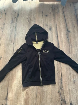 Hugo boss  - Storlek xs gammal hugo boss hoodie, finns inte att köpa längre. Är i bra skick finns lite märke åå ryggen
