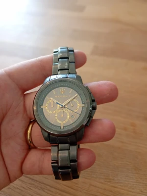 Maserati Chronograph 45mm Herrklocka - Säljer en utsökt herrklocka från italienska Maserati i gott skick enligt bilder. Synliga tecken på använding. Urverket fungerar bra, originalarmband i rostfritt stål något kort, datumvisare, mineralglas, vattentät 50 meter, kronograf, italiensk design osv. Behöver nytt batteri. Modell: 10884-8873621007, Ref. 89418719.  Nypris: 2650 SEK Mitt pris: 789 SEK  Skriv vid frågor och se gärna mina andra annonser! Skapar gärna deals och paketpriser för just dina behov!   Skickas snabbt och spårbart.