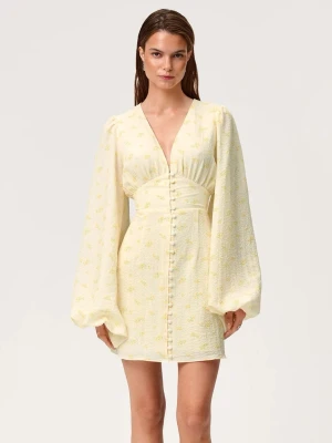 Adoore klänning 💛 - Säljer min Adoore Florence dress i färgen Pastel Yellow. Användes denna midsommar och kommer troligtvis inte använda den mer. Inga defekter eller liknande, den är som ny. 💛💛Storlek M men passar även S då den är mindre i storlek. 
