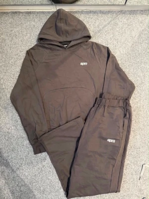 6pm brown baggy tracksuit - Fits true to size and quality is awesome. Never used, in amazing condition. Ask DM for more questions and follow insta to join our giveaways!