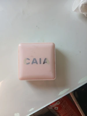 CAIA puderrouge i ljusrosa nyans - Sönder därav billigt❤️Säljer ett puderrouge från CAIA i en ljusrosa nyans. Kommer i en fyrkantig, ljusrosa plastförpackning med spegel i locket. Perfekt för att ge kinderna en fräsch och naturlig look.