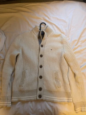 Stickad cardigan  - Snygg beige stickad cardigan från Tommy Hilfiger. Nypris 1800kr, använd fåtal gånger. Storlek S men sitter som M. Bara skriva vid funderingar.👍🏻