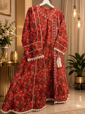 Röd blommig långklänning med spets full dress comes with trouser and long shawl - Långklänning i rött med blommigt mönster och vita spetsdetaljer längs ärmslut och fåll. Klänningen har dekorativa knappar framtill, vita broderier och en fin tofsdetalj vid midjan. Perfekt för dig som gillar bohemisk och romantisk stil.