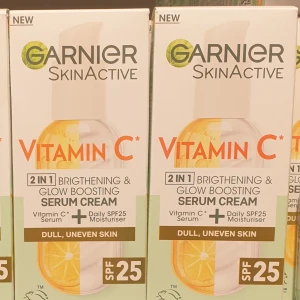 Garnier SkinActive Vitamin C Serum Cream - Garnier SkinActive Vitamin C 2-i-1 serumkräm som ljusar upp och ger lyster. Innehåller Vitamin C och daglig SPF25 fuktighetskräm, perfekt för ojämn och glåmig hud  50ML. 90kr/styck, ordinarie 169kr🌸
