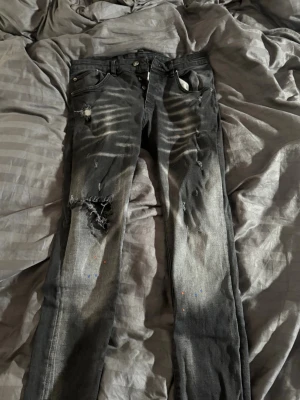 Dsquared2 jeans - Svarta dsquared2 i storlek 46. Bra skick. Vill sälja snabbt då dom ej används