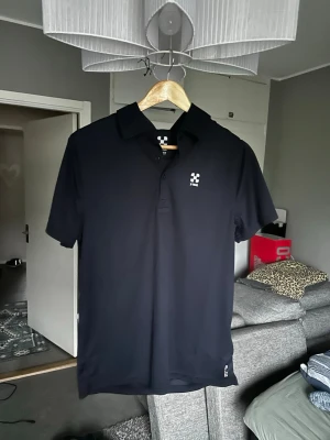 Piké i träningsmaterial  - Säljer denna piké i träningsmaterial då den aldrig användes, bara prövad. Storlek M nypris 250kr. 