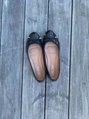 Svarta ballerinaskor  - Helt nya 