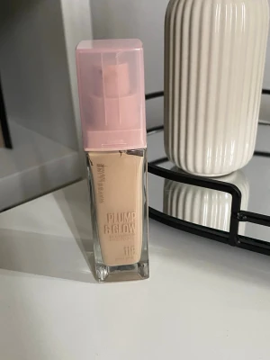 Maybelline Plump & Glow Foundation - Endast använd 1-2 gånger💕