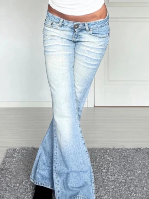 Jeans - Midjemått: 39cm rakt över, innerbenslängd: 82cm💗