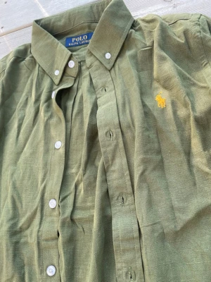 Ralph Lauren skjorta oliv mörkgrön  - Skitsnygg skjorta från Ralph Lauren i storlek M, sitter som S slim fit. Jättefint skick, som ny. Den är mörkgrön/oliv. Bara o skriva vid frågor o prisförslag 🤟