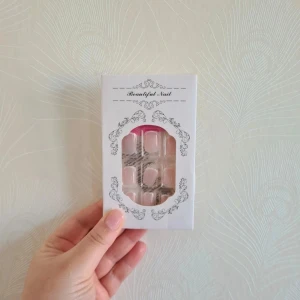 Press-on naglar french 24st - UTAN LIM! Säljer ett set press-on naglar med transparent bas och rosa kant. Naglarna har en klassisk fyrkantig form och kommer i en elegant förpackning. Perfekt för dig som vill fixa snygga naglar snabbt och enkelt. Oöppnade oanvända! Ej retur🌸