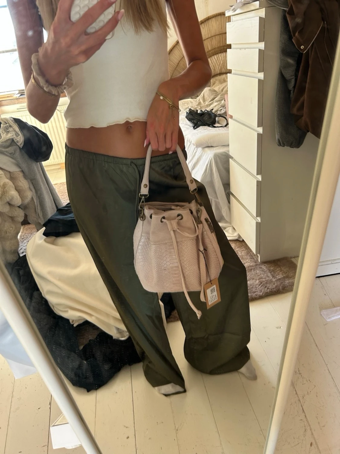 Ljusrosa bucket bag med ormmönster - 1
