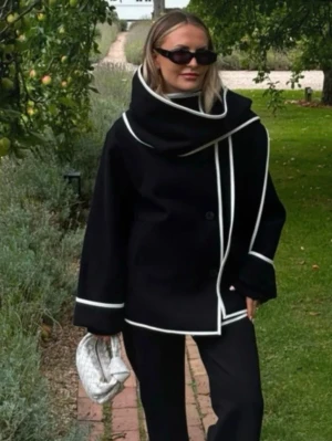 Svart kappa med vita detaljer  - Jätte fin vår kappa med en halsduk som man kan ha med kappan. Använd ett fåtal gånger🩷