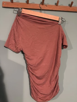 Rosa offshoulder topp - Ifrån Gina!