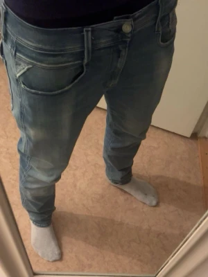 Replay Anbass - Säljer dessa riktigt snygga ljusblå Replays eftersom de blivit för små för mig. Inga defekter🤩 De är slim och storlek W31 och tror att de är L30. Säljer för de blivit för små. Bara att höra av sig vid frågor🔥👌🏼