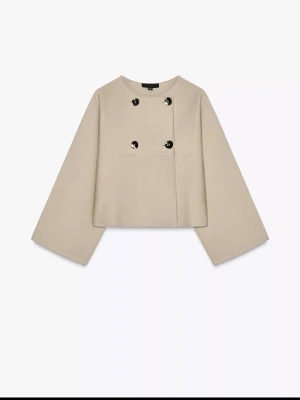 Beige croppad kavaj från Zara - Trendig beige croppad kavaj från Zara med breda ärmar och dubbla knappar framtill. Jackan har en boxig passform och är tillverkad i ett mjukt material som ger en stilren look. Perfekt för dig som vill ha en modern och clean stil. Sitter bra på mig som har S/M finns inte att köpa längre