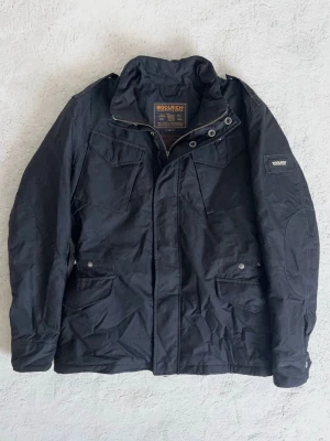 Woolrich Fieldjacket - Stilren Vårjacka från Woolrich! Fint skick, inga defekter. Storlek M, modellen är ca 182 cm. Kontakta mig för fler frågor och funderingar!