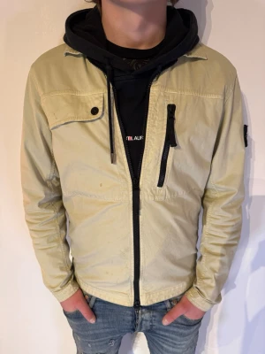 Stone Island Vind Jacka - | Skick: 9/10 | Färg: Beige | Modell: 172cm 64kg | Vad inkluderas: Enbart Vindjackan | Nypris: 5 500kr |