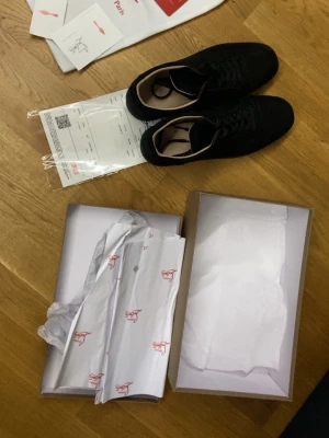 Svarta sneakers från Christian Louboutin - Kan gå ner lite i pris om det gäller en snabb affär,,,,,Stilrena svarta sneakers från Christian Louboutin med klassisk låg profil och snörning. Skorna har en diskret design med ovandel i tyg och detaljer i mocka. Perfekta för dig som vill ha en lyxig touch på vardagslooken.