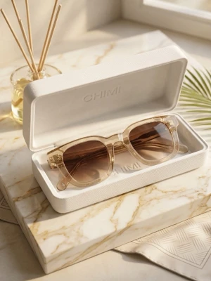 CHIMI Eyewear - Modell 04 (Ecru)  - Säljer ett par superfina solglasögon från Chimi i modell 04. Färgen är den populära Ecru – en lyxig, ljusbeige ton med diskret glitter i bågen. • Skick: Nyskick, sparsamt använda. • Glas: Bruntonade med 100% UV-skydd. • Ingår: Glasögon och tillhörande originalfodral. Klassisk och tidlös modell som passar till allt! 