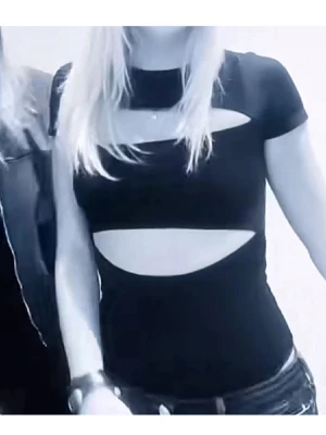 Svart body med cut outs - Säljer den fina svarta bodyn med cut outs från New yorker! Slutsåld och väldigt eftertraktad🤍 är osäker på om jag vill sälja så skriv gärna vad ni kan tänka er betala 💕💕