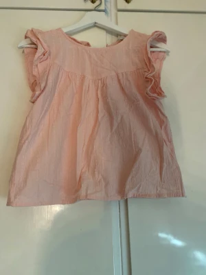 Ljusrosa blus med volangärmar - Söt ljusrosa blus från C i storlek 152.🩷 använd ett par gånger