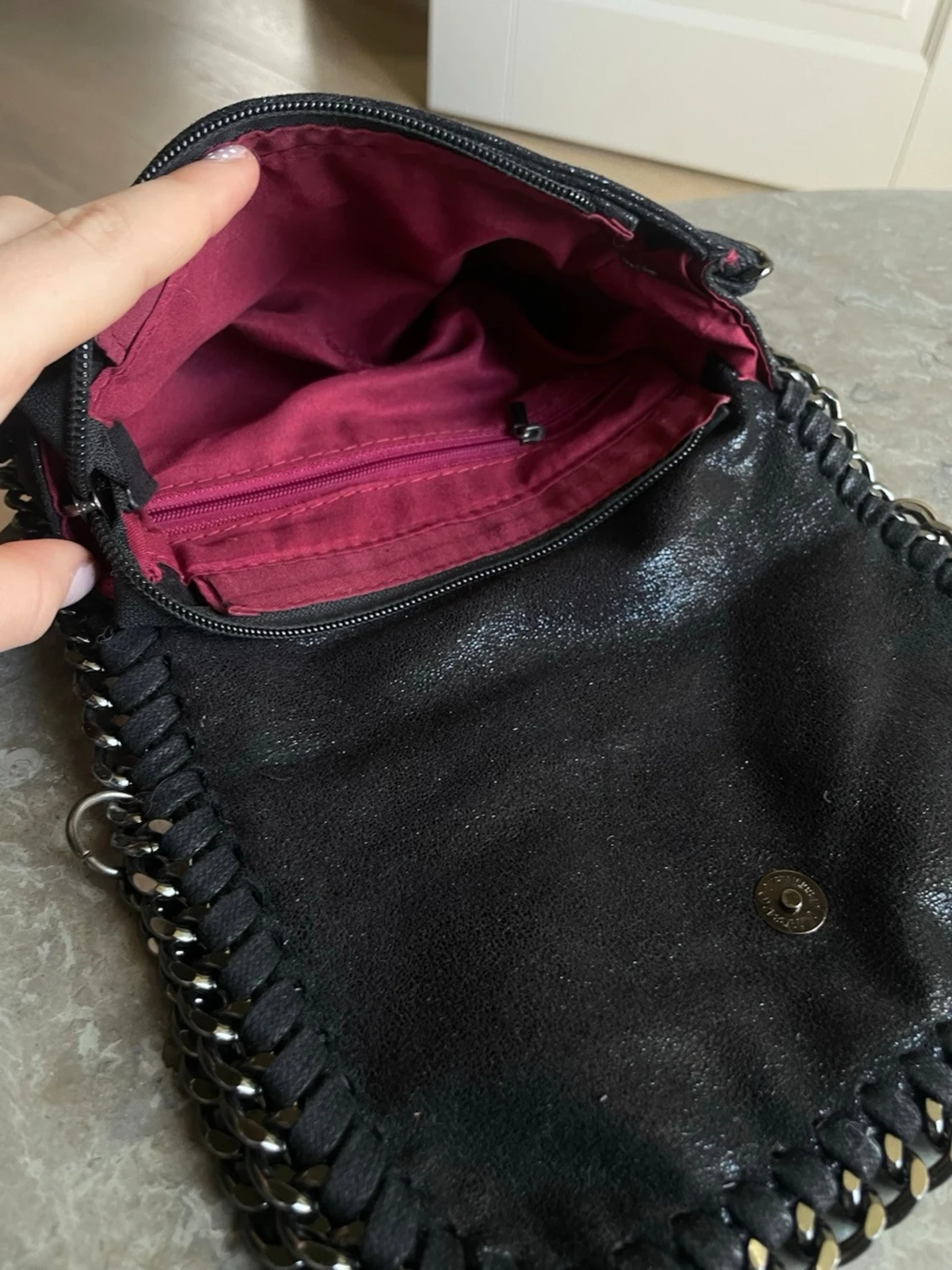 Svart axelväska med kedjerem - 1