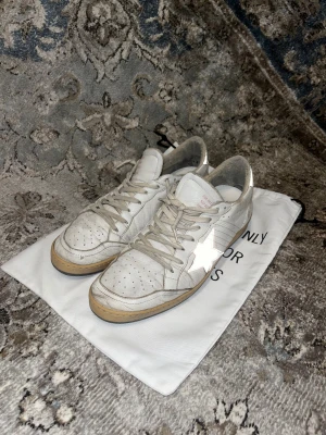 Golden goose ballstar - Säljer nu dessa gamla ballstars. Aldrig använt dom personligen men har använts flitigt av tidigare ägare. Säljes till den som inte är rädd för att använda sina skor kanske inte för röda mattan. Inga hål osv finns dock har det släppt lite tyg baktill hälen. Ny sula dock inte org. Går att få ner priset då skon är i sämre skick. Dustbag medföljer även 