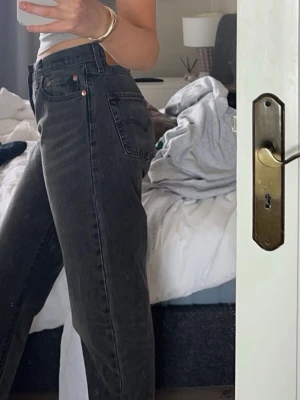 Svarta baggy Levis jeans  - Säljer ett par svarta baggy jeans från Levis. Storlek W28 L34.