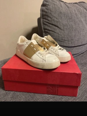Valentino garavani skor! - Säljer nu mina valentino skor då jag inte andvöndet de, köpta här på plick, sparsamt andvända, äkta , guldig detalj storlek 37, priset kan diskuteras!!!