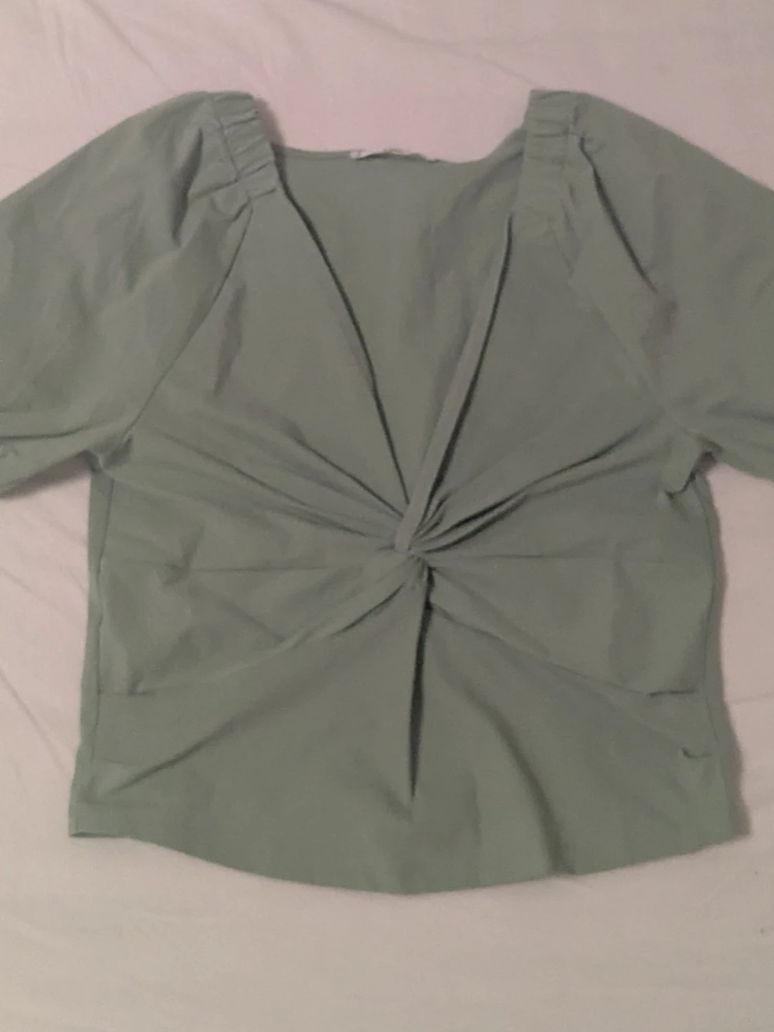 Ljusgrön topp med knutdetalj - 1