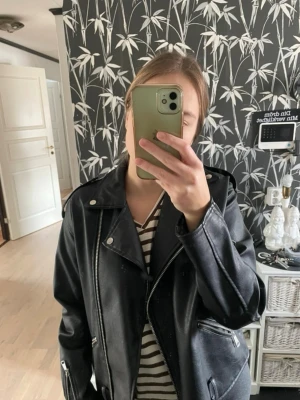 Svart skinnjacka  - Snygg svart skinnjacka från missguided med silvriga dragkedjor och knappar. Är bara använd 1-2 gånger och är som ny. 