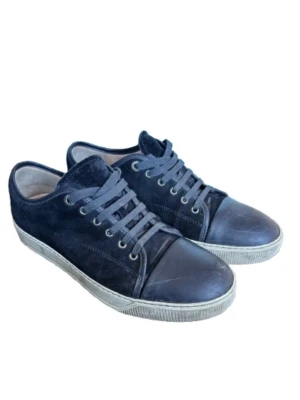 Mörkblå sneakers från Lanvin - Hej på dig! Jag säljer nu dessa snygga mörkblåa lanvinskorna eftersom jag inte andvänder dem längre. Stilrena nu inför sommaren och är i ett relativt bra skick, pris kan diskuteras på grund av skicket men om du har några frågor så tvecka inte på att ställa! Skickar inom 1-2 dagar. Allt og medföljer även!