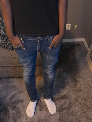 Blå slim fit jeans  - Feta slim fit jeans från Lee | W29 L32 | Längd på killen: 178 | Vikt: 67kg | Hör av er för frågor 😁